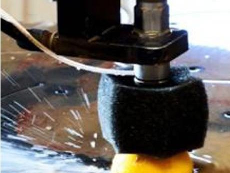 Herramienta de corte trabajando sobre una plancha metálica