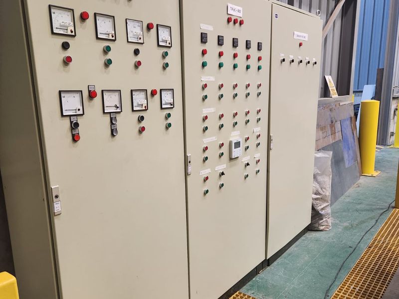 Tableros de fuerza y control fabricados por JAQ, instalados en sala